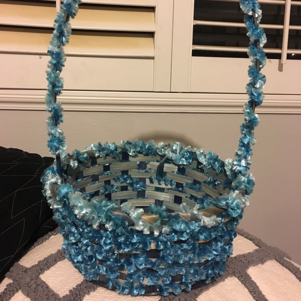 Blue fluff-laced basket
